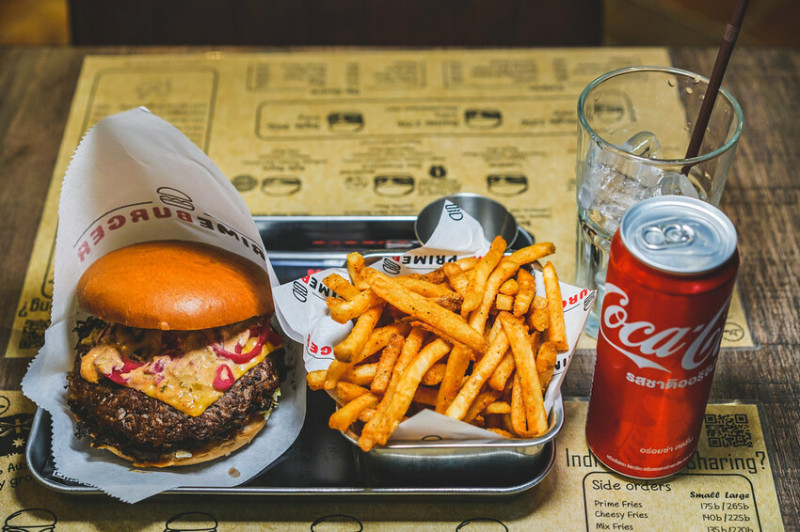 【泰國芭達雅美食】連續2年獲得 Phuket 普吉島最佳漢堡，漢堡命名很特別，口味深受在地人及外國人喜愛！