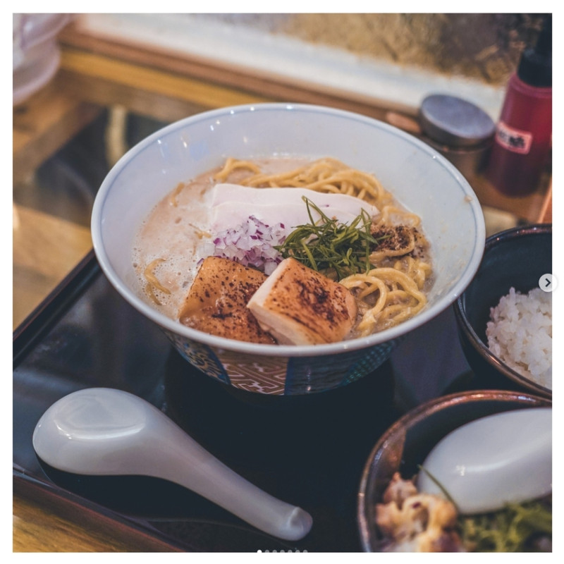 臺北城「旨燕」絕讚的雞鴨泡系拉麵搭配彈牙麵條！