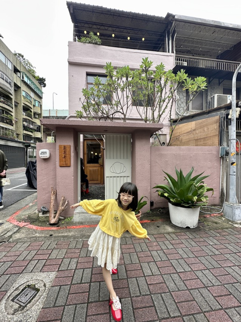 台北。大安︱忠孝敦化站：東區粉嫩色獨棟老宅不限時甜點麵包店︱莉莉安可頌烘焙專門店Liliane Bakery