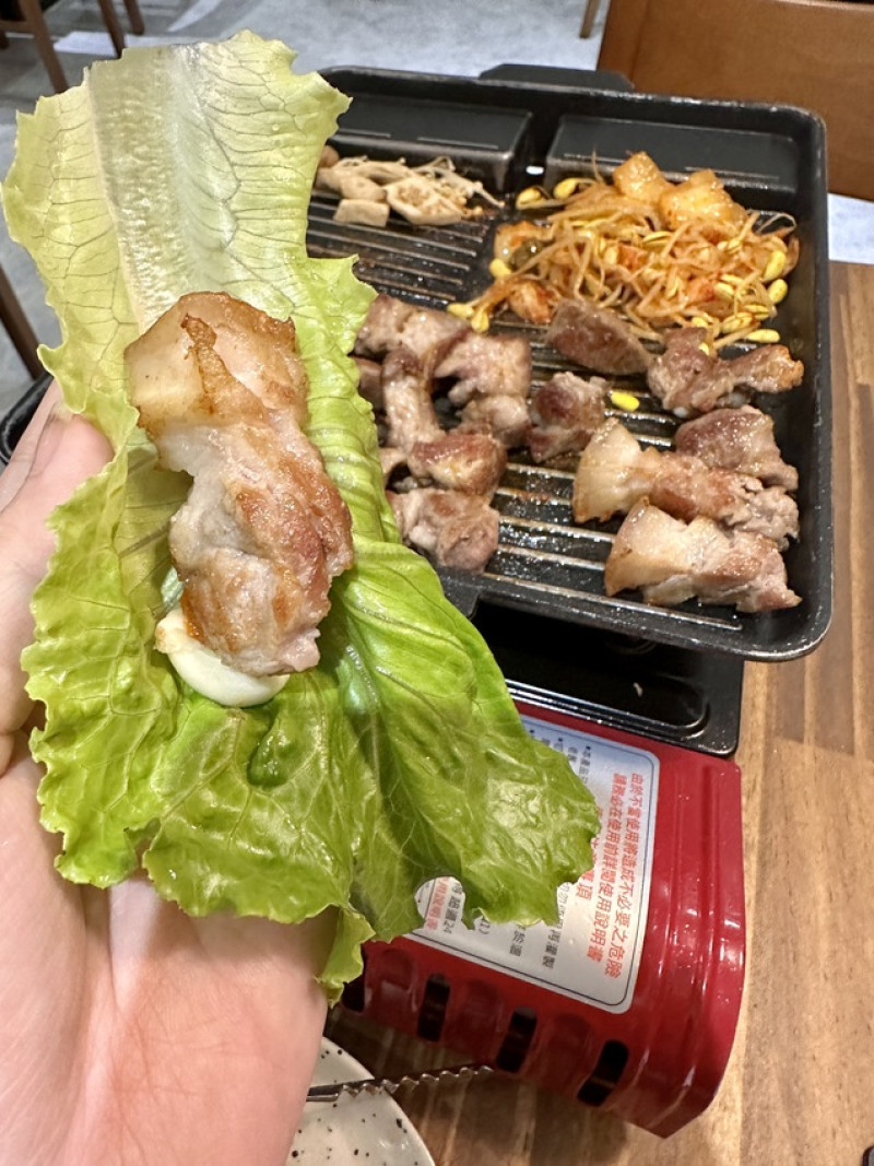 [台北。大安]國父紀念館站︱有人幫忙烤肉的小菜無限續這家韓式料理︱生菜包肉︱起司烘蛋大醬湯