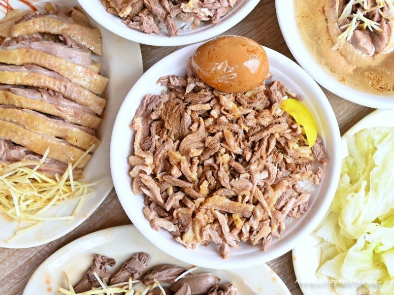 米其鴨肉飯｜來自北港的人氣鴨肉飯，評論五顆星，鴨肉整個鋪滿滿，用料超實在～