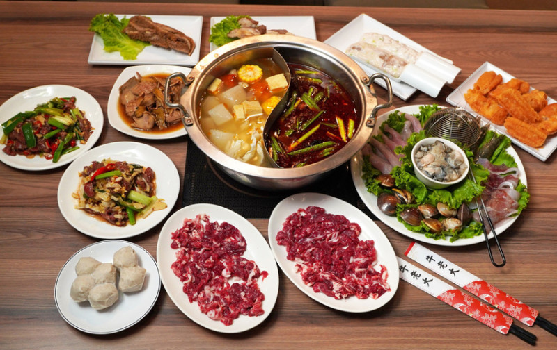 高雄麻辣火鍋【牛老大涮牛肉火鍋】高雄二店才有麻辣鴛鴦火鍋、吃鍋涮爆現宰溫體牛肉│高雄牛肉爐│高雄必比登推薦餐廳│高雄美食推薦