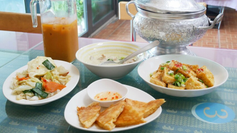 泰下飯-位於尖豐公路旁，提供合菜、單點等多樣化的泰式料理（＾∀＾●）ﾉｼ 人多一定要點合餐✌🏻