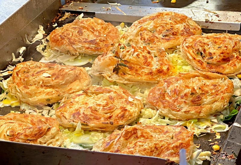 超有料的蔥油餅 炸出來的蔬菜根本是大阪燒！