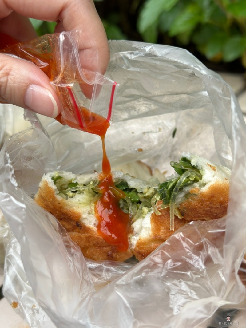 信義公園旁水煎包 1顆才6元的水煎包、小籠包 滿滿的內餡超滿足 在地40年的排隊美食～