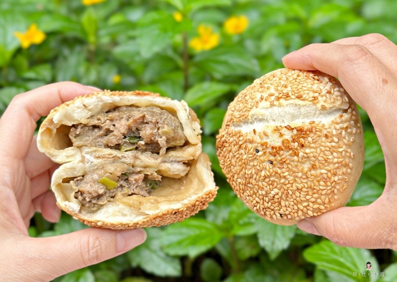 老曾碳烤燒餅店 各種鹹酥餅只要13元 碳烤燒餅也才20元 一出爐就秒殺 沒預訂吃不到！