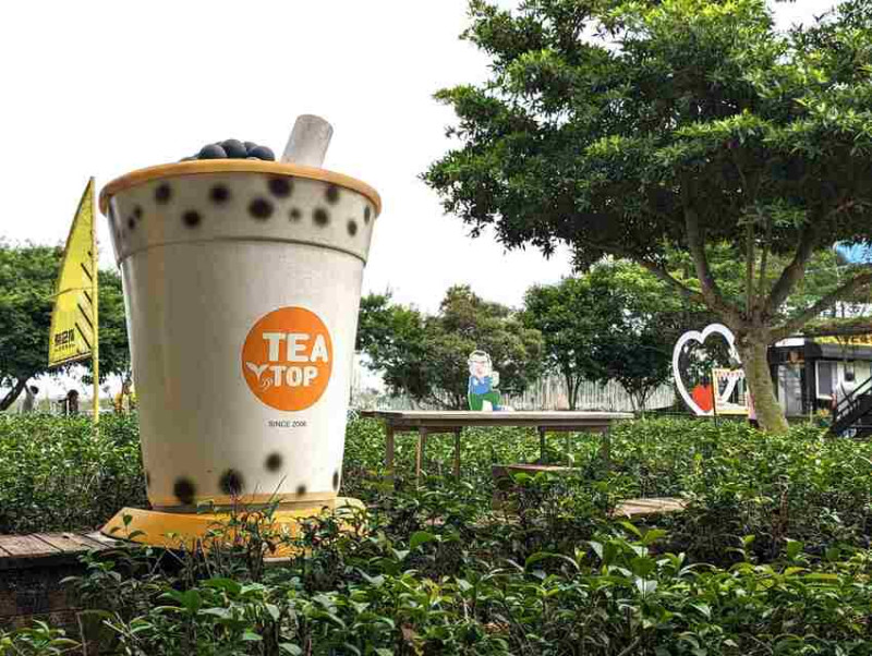 茶二指故事館｜南投必拍網美拍照點！超大珍奶在茶園！從一杯手搖飲深入了解在地的特色茶葉！南投景點推薦、南投旅遊推薦 - 佛系旅遊筆記