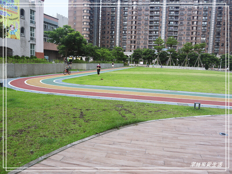 文化兒童駕駛訓練公園-桃園中壢/小朋友也能開車車!交通觀念從小培養~文化公園共融遊戲場