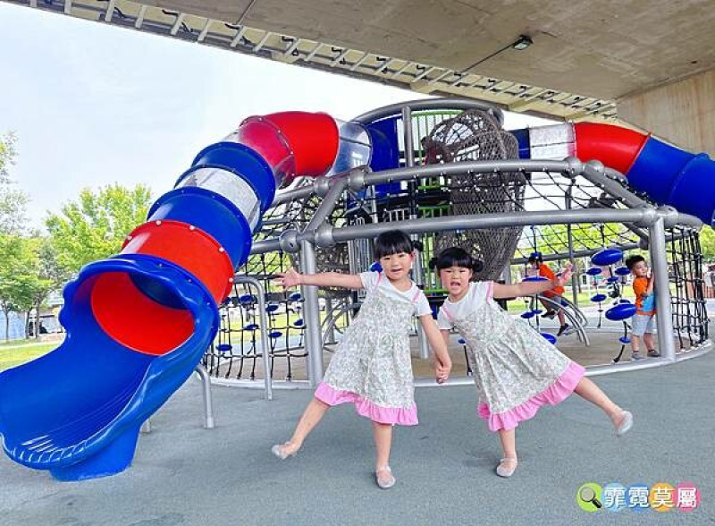 ★嘉義公園★ 機器人飛碟主題公園，垂揚橋下晴天雨天都能放電玩，有三座遊戲場、大沙坑和特色三人跳格子(附交通資訊)