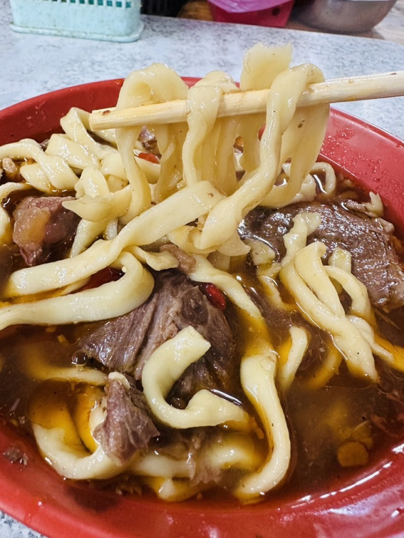 [台北。大安] 大安站：1963年創立的江蘇老趙刀切麵/牛肉麵肉多多