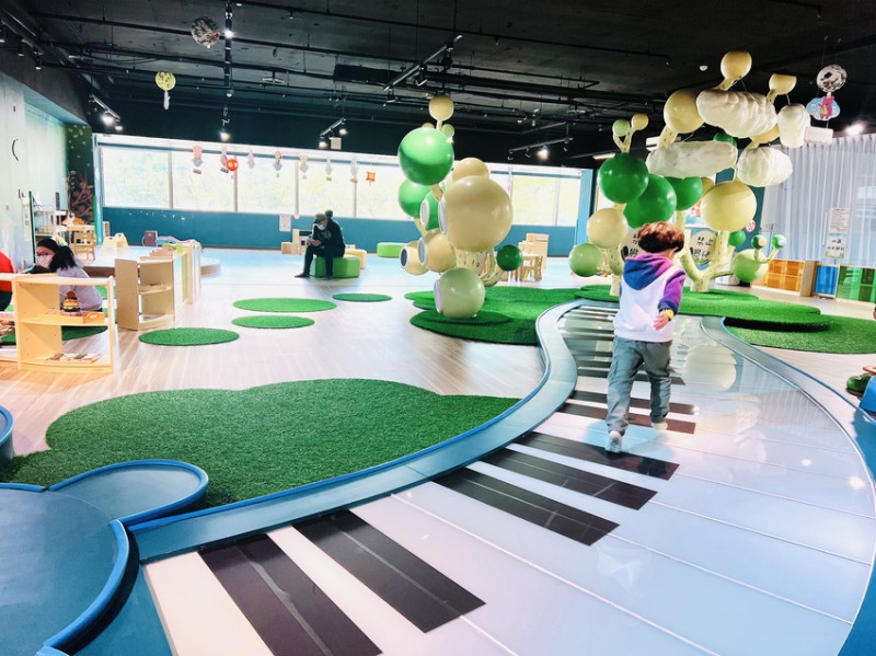 ★桃園＊龜山親子館＊超有設計感的琴鍵河流、唱歌月亮，免費的親子好去處！還有地下停車場超方便，龜山美食一起品嚐起來～