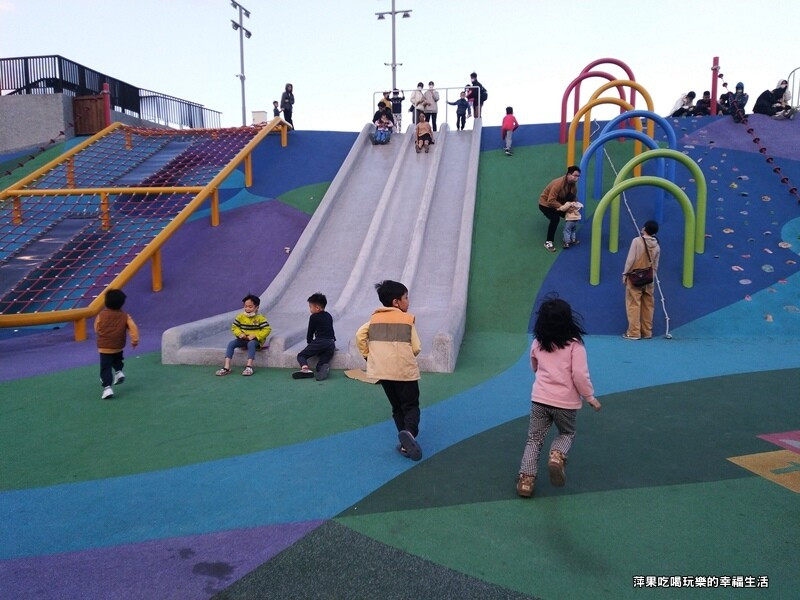 【花蓮。花蓮市】東大門夜市-綠地共融公園 白天帶孩子來玩耍的遊戲場，晚上還可以到夜市吃吃喝喝!