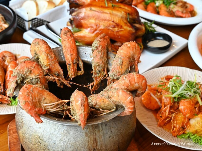 鴻龍宴｜台中人氣活蝦料理，整艘船開進餐廳裡，全蝦宴一次吃到六種蝦，還有超狂烤全雞，沒預訂吃不到！