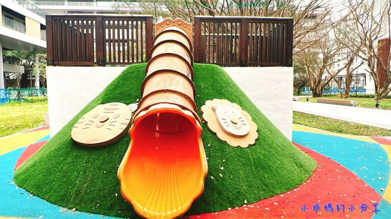 台北市信義行政中心(福德街)新的特色小公園/兒童遊戲場，色彩鮮艷繽紛，免費又好玩的溜滑梯小孩怎樣都玩不