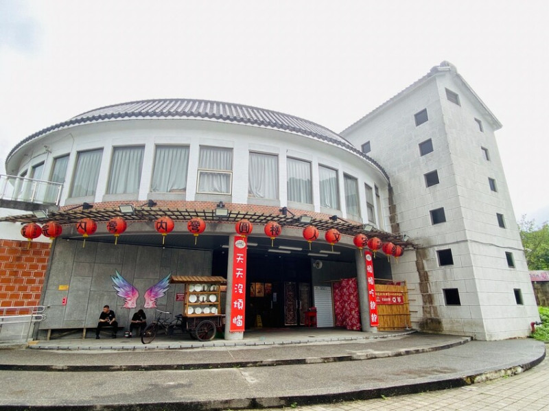 【新竹內灣。人氣餐廳】內灣老街「內灣圓樓人文客家餐廳」好停車 好玩拍 好文物 獲2023客家小炒人氣獎 瀰漫油鹹香 客家麻糬 擂茶DIY 客家幸福滋味就在這裡!