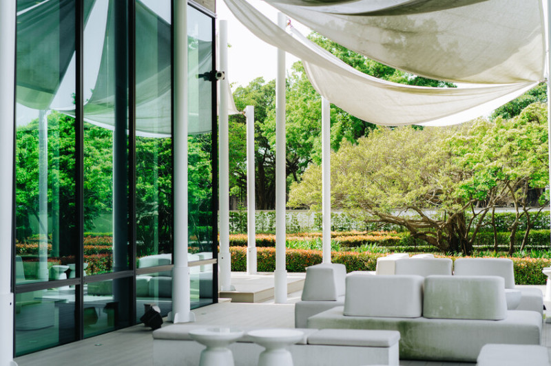 把圓山飯店框在湖景中｜台北中山區｜經國七海文化園區-徜徉餐廳