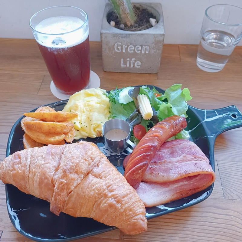 【食用】台中西區 : 肉窩咖啡ZOU WOO Kaffee-多肉植物可以盡情拍