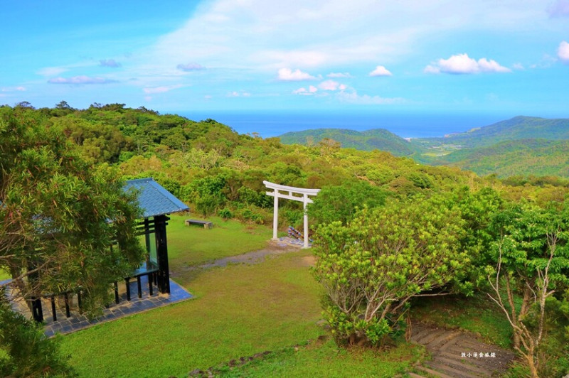 南台灣遺世獨立的部落藏著一座純白鳥居，幽雅寧靜遠眺太平洋海岸