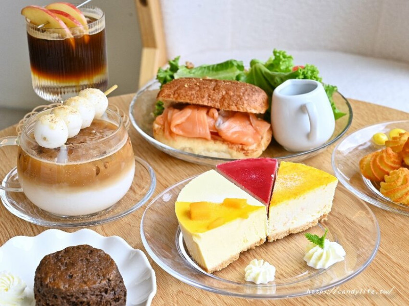 Uni cafe 與你咖啡｜台中質感純白色系咖啡館，精緻甜點下午茶，好吃又好拍，還有大大庭院讓你拍不停～