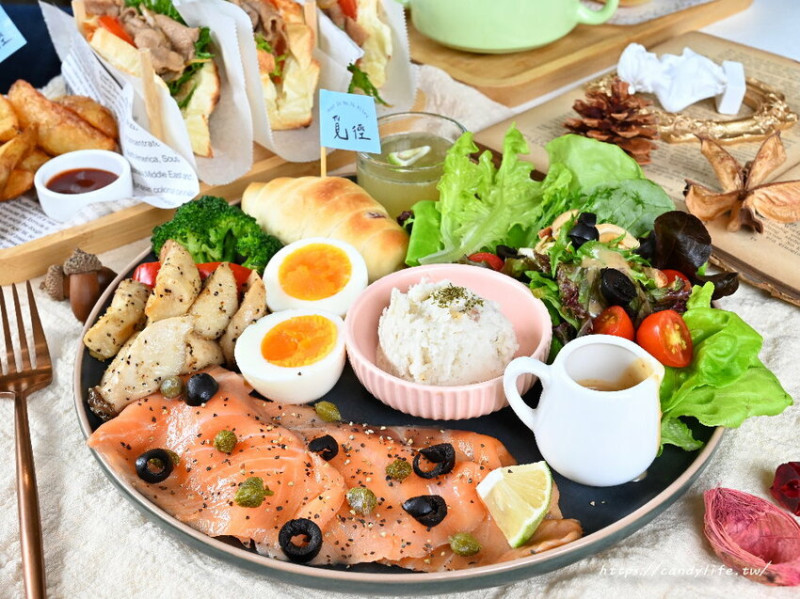 覓徑｜充滿神祕靜謐的人氣早午餐，隱身在巷弄裡，澎派早午餐拼盤，還有美美的軟法三明治～