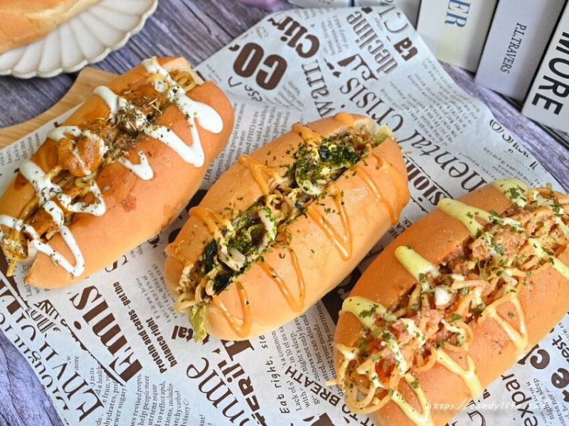 永勝炒麵麵包｜不必飛日本，在台中也能吃到炒麵麵包，口味多樣化，口味超多，還有隱藏版義大利麵只要銅板價！