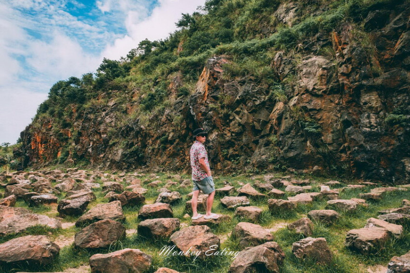 【九份景點】金瓜石地質公園步道｜本山礦場神秘石頭陣，神社遺址網美打卡景點推薦 - 貪吃猴的幻想