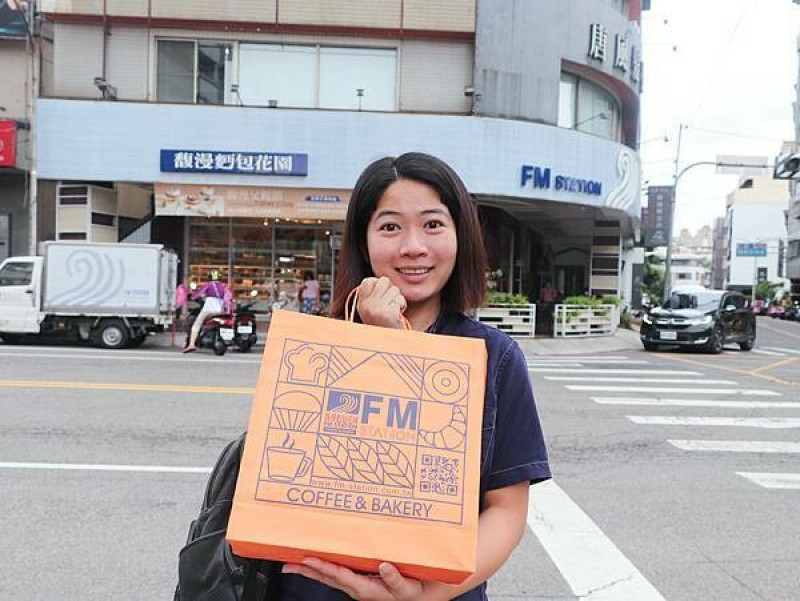 目擊“馥漫麵包”蛋黃酥製作流程，用料超實在的整顆蛋黃的蛋黃酥沒在手軟。
