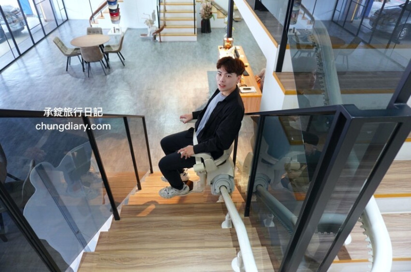 泓電樓梯升降椅—彰化門市｜代理歐洲品牌，市佔五成全台安裝率第一！Otolift Modul-Air Smart 彎曲型樓梯升降椅。 - 承錠旅行日記