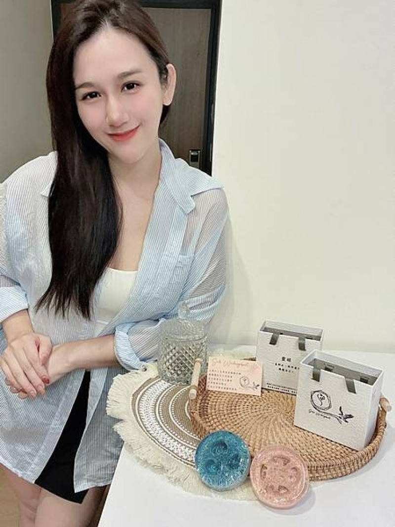 非常美的手工皂，像水晶般閃耀，『靈醒 Seele Wiedergeburt 精油去角質絲瓜皂』溫和去角質，禮物推薦，情人節禮物推薦，生日禮物推薦，週年慶禮物推薦，入厝禮物推薦。