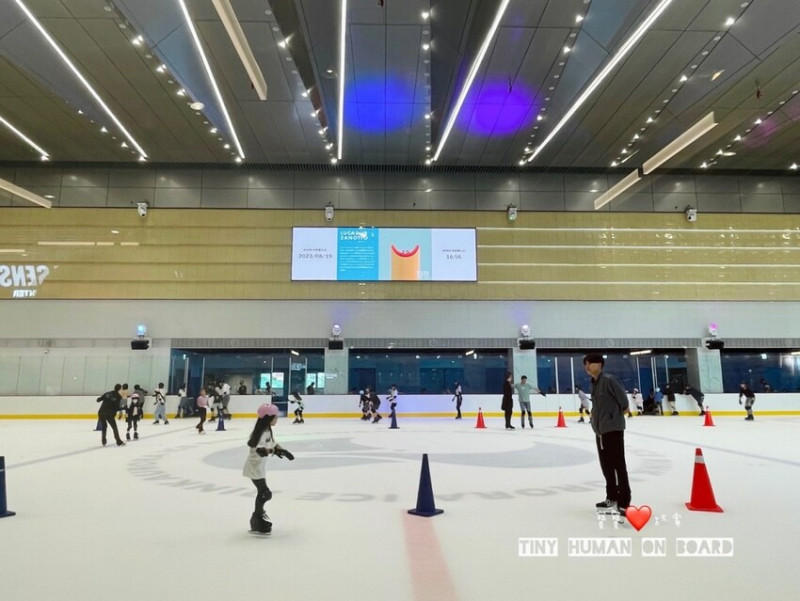 2023 台北中山區親子景點【忠泰樂生活X極光冰場】3歲寶也來體驗一下冰雪奇緣(大熱天下雨天備案）