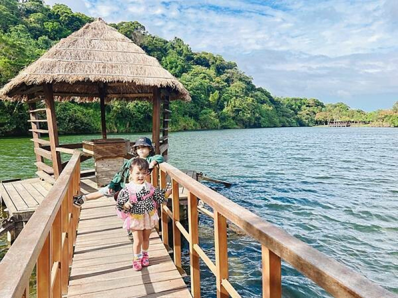 ★桃園●龍潭＊三坑自然生態公園＊一秒來到峇里島偽渡假感公園，公園腹地超大景色優美生態豐富，餵魚、野餐、戲水，一次滿足，超夯的親子好去處～