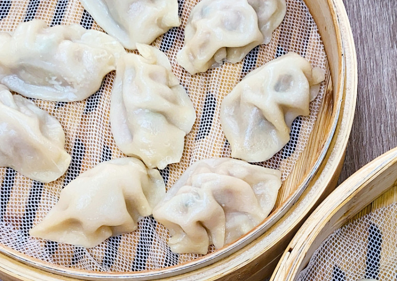 虎林街美食推薦【天心坊湯包-松山虎林店】爆汁小籠湯包-皮薄鮮嫩汁多，蒸餃一咬下去還會噴汁！現點現蒸、口味多元，可線上點餐，南部火紅平價湯包到台北開分店！松山美食小吃推薦！