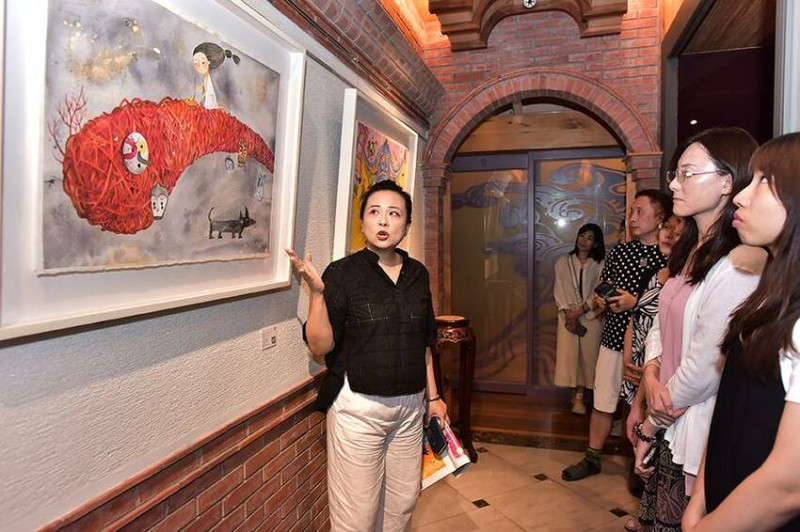 走入古典優雅的中醫院看展體驗～羅方君藝術家「緣滿。月見廈門藏家在台典藏展」