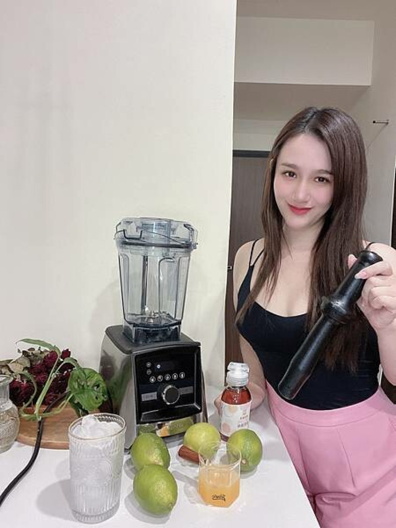 美國知名大牌子『美國Vitamix A3500i 超跑級調理機』與周邊商品「Vitamix ASCENT 1.4L Aer disc 圓盤杯」每天可以自己打好喝的奶昔、打果汁、打綠拿鐵、做濃湯。