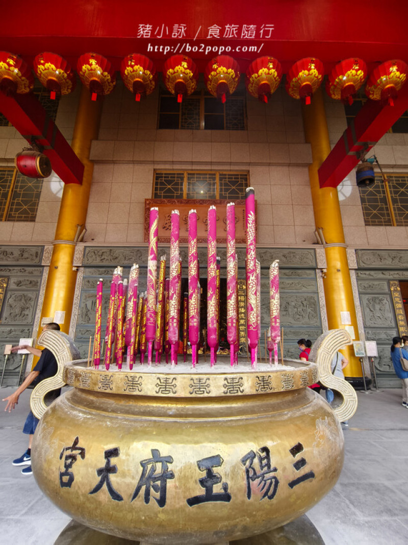 台中。龍井》三陽玉府天宮(龍井天公廟)。一支可燒好幾天的巨大香