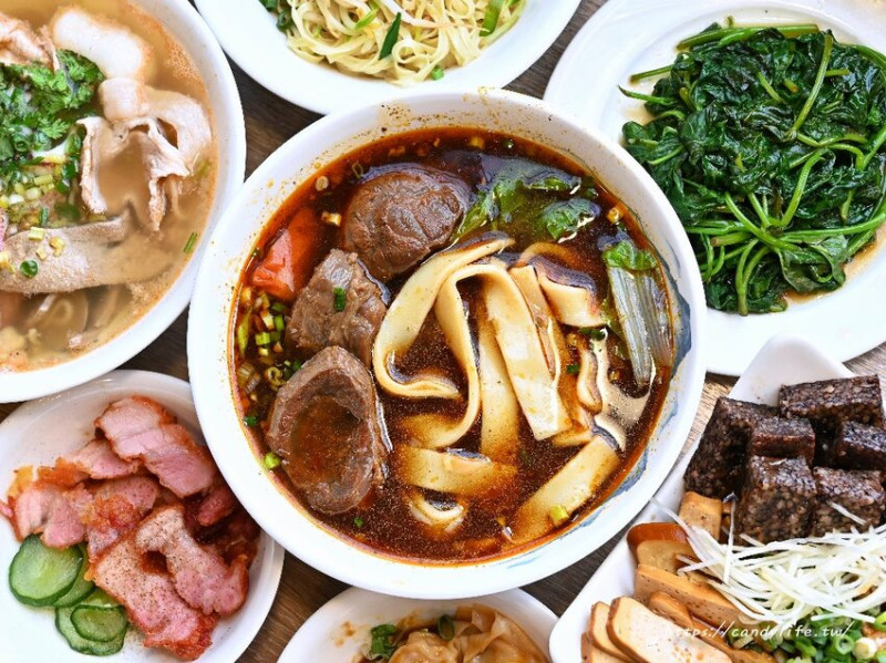 太原麵店｜台中新開文青麵店，牛肉麵是必點招牌，還有超人氣什錦麵，料多到爆！