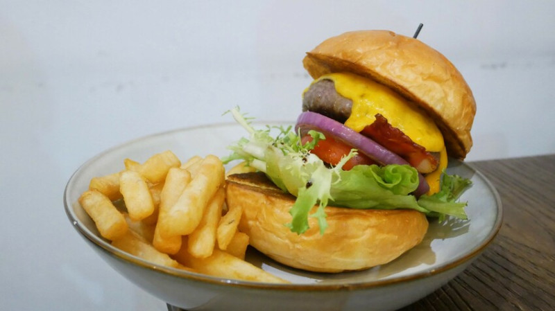 壞鄰居工作室-近尚順育樂世界的寵物友善餐廳，提供漢堡/義大利麵/直火爐燒/披薩/點心/飲品ψ(｀∇´)ψ