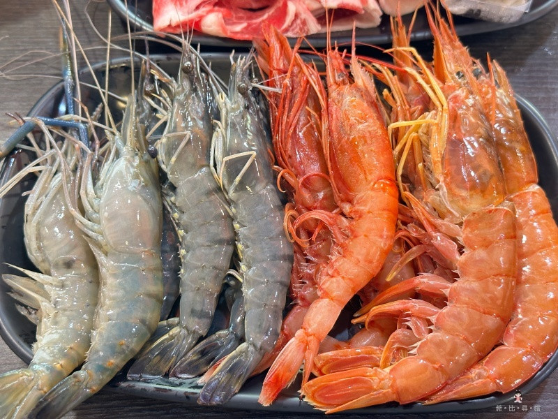 皇家帝國麻辣火鍋吃到飽 google高達4.9顆星破5萬個好評 根本是海鮮吃到飽界的天花板！