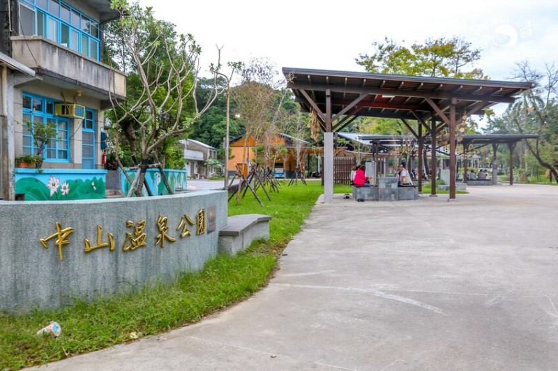 真的不用錢，超大公園免費泡腳熱呼呼！旁邊還有停車場超方便