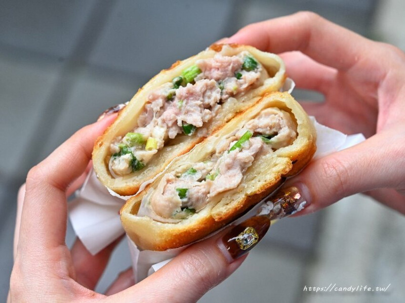 現粮｜讓你吃滿身的爆汁豬肉餡餅，手工現擀現包，不僅湯汁多，肉餡也超紮實！