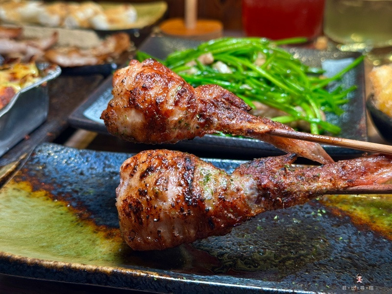 老串角居酒屋江翠店 4.9顆星高評價的超人氣居酒屋 炭火直烤就是香 沒訂位是吃不到的唷！