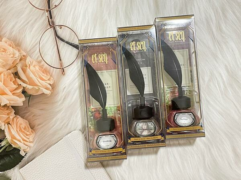 【指甲油開箱】et seq.羽毛筆指甲油，文青風格隨性一擦就充滿高級感～