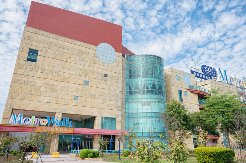 2023 大江購物中心 | 全天免費停車，美食、購物一次滿足 | 絕美純白聖誕裝置藝術，一起拍起來！