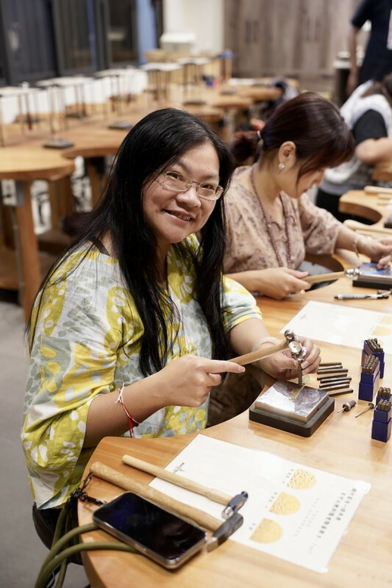 金門自由行｜金合利鋼刀觀光工廠，看「傳統鍛造」如何製作砲彈鋼刀，還能ＤＩＹ一把個人專屬小菜刀。（金門