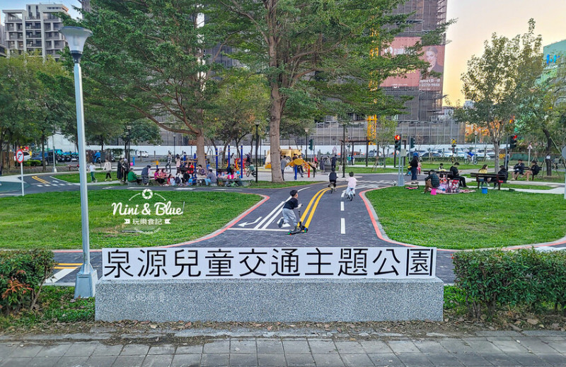 泉源兒童交通主題公園，台中東區公園，有免費公用滑步車、縮小版道路，LaLaport旁邊 @Nini and Blue  玩樂食記