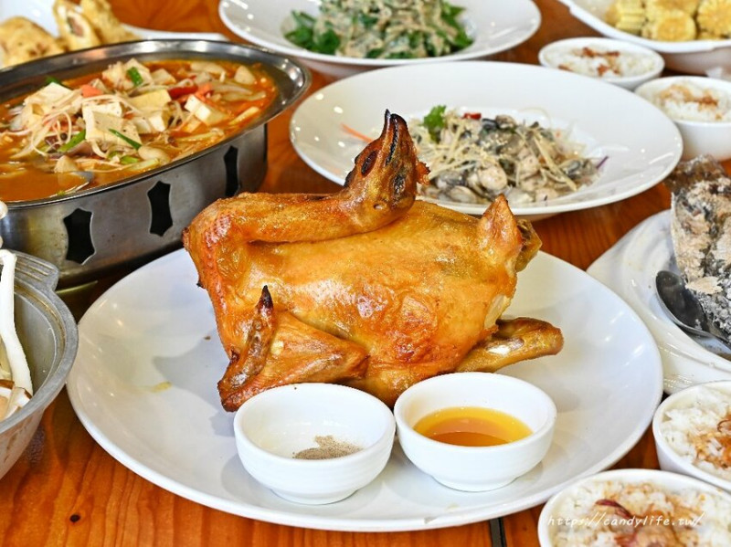 天下奇雞｜台中厲害灶缸雞餐廳推薦！招牌灶烤黃金招財雞，皮脆肉嫩又多汁，手路菜也好好吃～