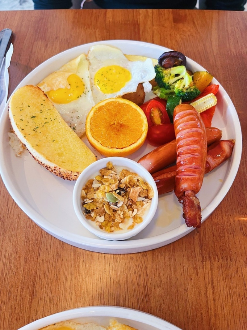 [台北早午餐]松山區小巨蛋站「Kingmauii 金茂宜咖啡」不限時餐點份量很足用餐環境舒適/早午餐的配料超豐富/氣氛質感很加(附菜單)