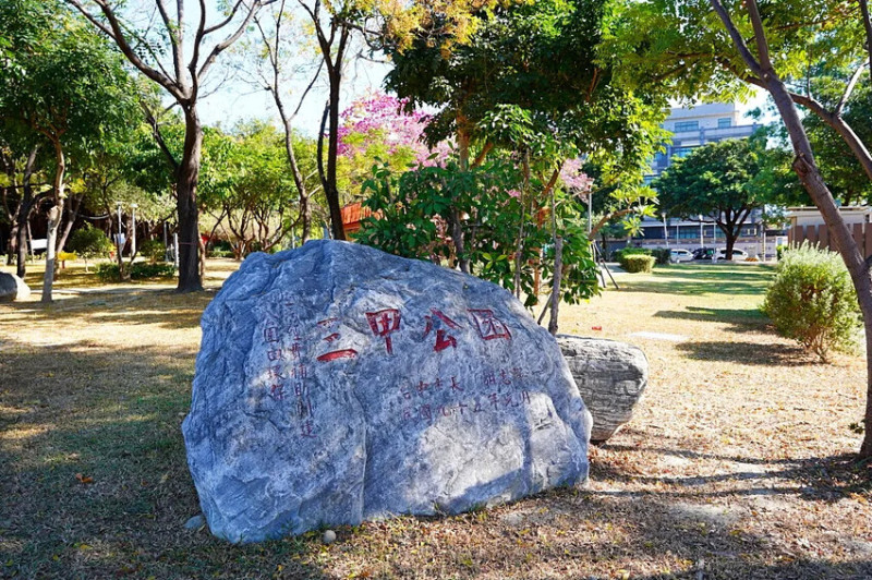 台中市北屯區三甲公園｜洋紅風鈴木夢幻綻放「粉嫩花配紅樓梯」搶先曝光，晚來等明年