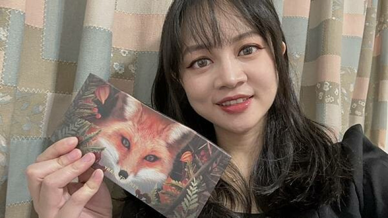 開箱｜完美日記探險家十二色眼影(13赤狐)｜茶萃波光名片唇釉(306澀莓烏龍)小紅書爆款