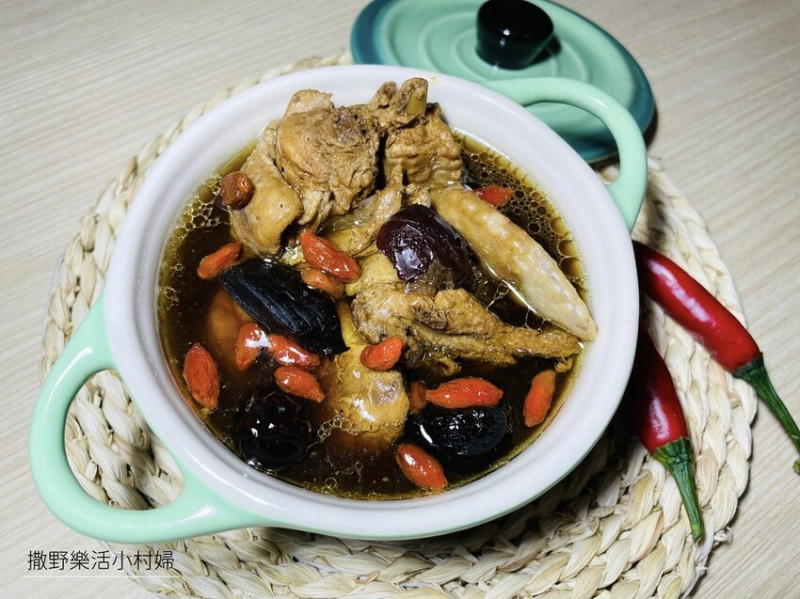 食譜分享》黑蒜頭雞湯｜暖胃養生又可提升免疫力，冬季時節最溫補